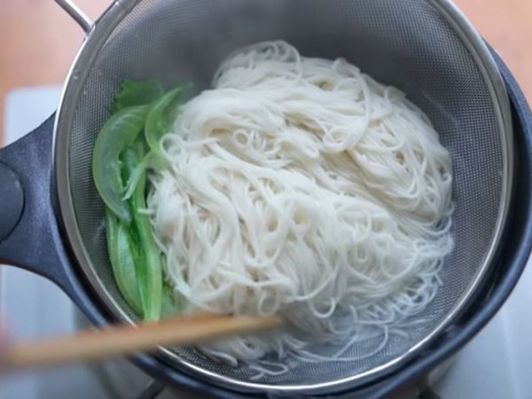 另取一鍋滾水,放放入好勁道天禧麵線(煮 5-7 分鐘,依個人喜好口感調整烹調時間)+萵苣3片一起水煮