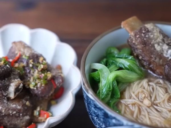 將麵線起鍋後加入步驟3的湯底,擺上炸排骨即完成