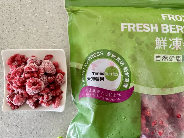 ●思考用甚麼食材可以有天然紅色，冷凍覆盆莓的果實是聚合果，碎果很適合物盡其用，從冷凍取出用湯匙挖碎果放在小碟上。