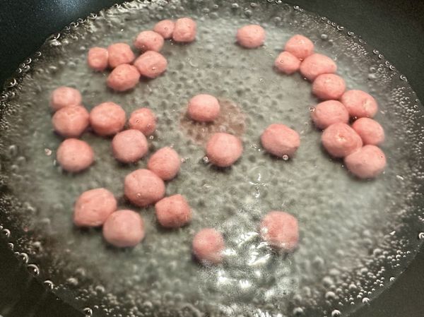 ●準備煮粉圓囉!!
地瓜粉做的粉圓水滾才放粉圓不然粉圓會糊化，起湯鍋煮水，鍋中水滾沸騰再將冷凍粉圓直接入鍋中，蓋鍋小火煮15分鐘，熄火燜泡15分鐘確保都熟透再撈起。