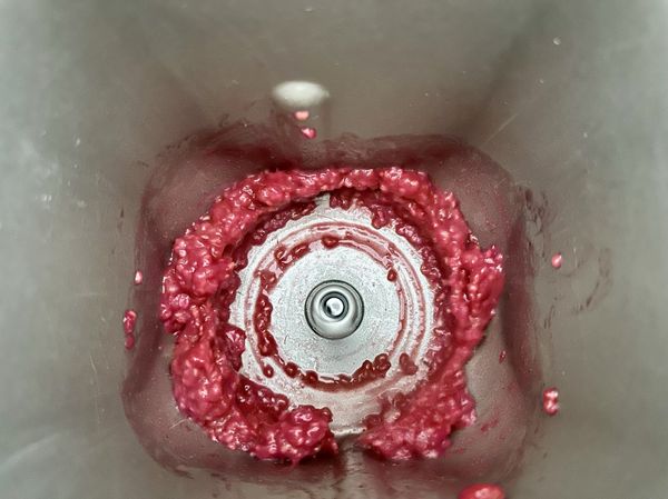 ●把冷凍覆盆莓倒在攪拌缸攪碎，我是用麵包機選攪拌模式，如果沒有攪拌機器，也可把冷凍莓果放在果汁機打成泥。