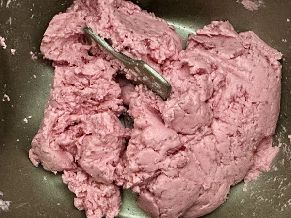 ●把地瓜粉分2-3次慢慢加進莓果泥中，一樣是攪拌模式打成莓果麵糰，麵糰顏色均勻即可，如果是用手揉可以把地瓜粉放盆裡加進莓果泥揉勻。