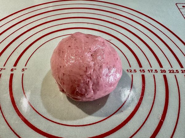 ●粉圓麵糰取出用雙手揉成大圓，不是做麵包不用過度揉。