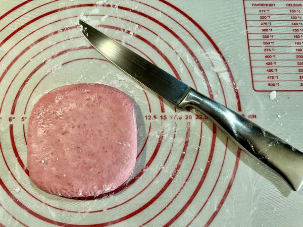 ●把大圓粉圓麵糰用手掌壓有0.8公分左右厚度，用手掌幫麵糰盡量整是方型，可以不用整得很方主要是比較好切等份。
※如果覺整成方型不好操作，也可把大圓糰切成8個小糰搓成長條型。