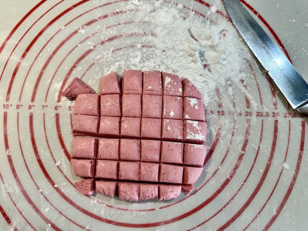 ●可以在檯面上灑太白粉當防黏手粉，方型麵糰每隔1公分左右先直切再橫切。