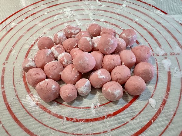 ●再把每顆小方麵糰，一顆顆放在手掌心上揉成圓。

※揉圓後如果沒要馬上煮，可以讓每顆粉圓沾上薄薄的太白粉才不易黏在一起。