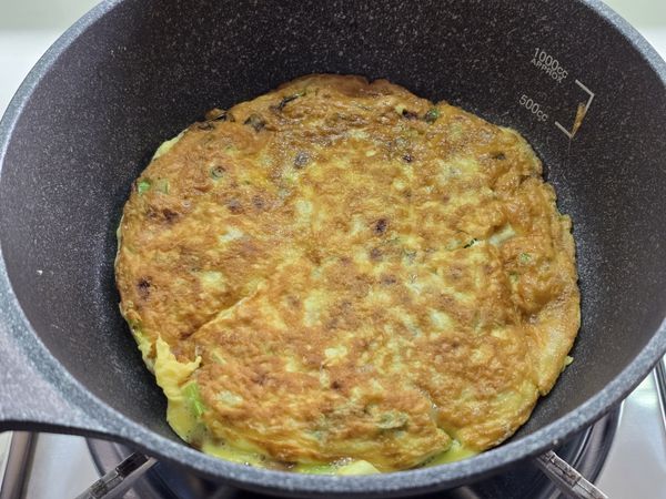 再煎到底部金黄色。
這時候如果您覺得中心還沒熟的話，再翻過來稍微煎一下。