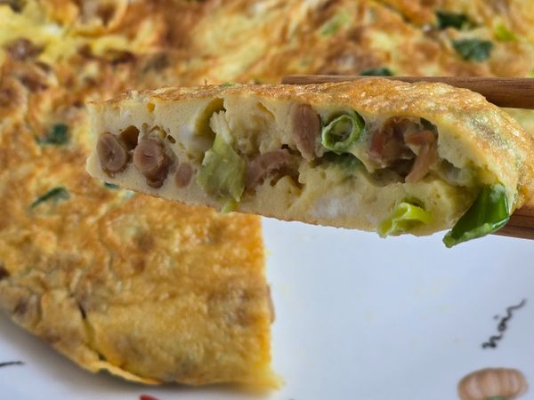 納豆煎蛋完成囉。
沾醬油、醬油膏、蒜蓉辣醬、辣豆瓣等等都很好吃喔。