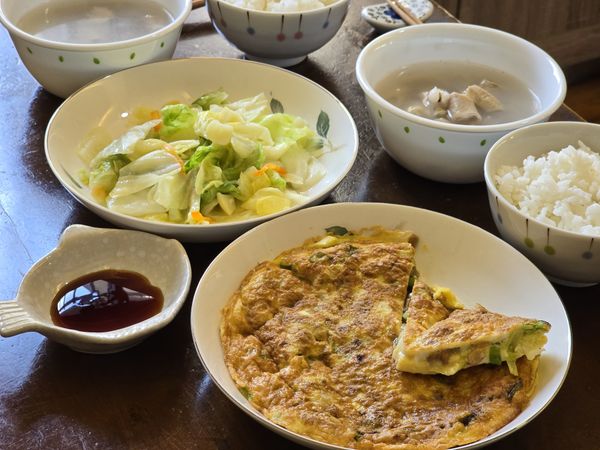 早上在自助餐店買炒高麗菜，又在菜市場旁邊買四神湯，自己只做一道菜就搞定，超簡單的2人份早餐完成囉。