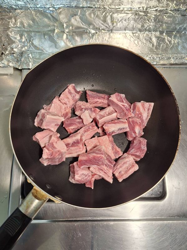 A.牛肉切大塊，洗淨後冷水下鍋【牛肉煮好會縮水，不能切太小】