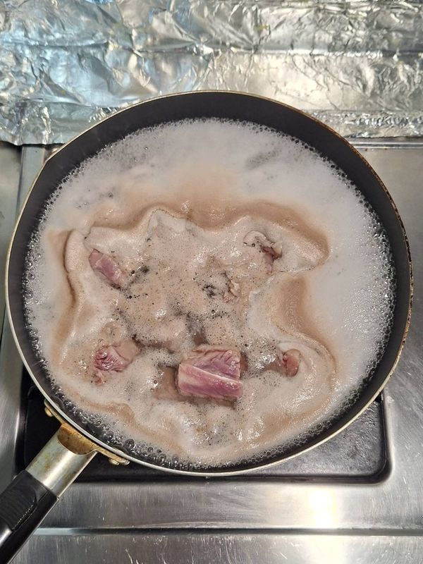 大火燒開後繼續煮2分鐘，不停把浮沫撈除，然後撈出牛肉洗淨