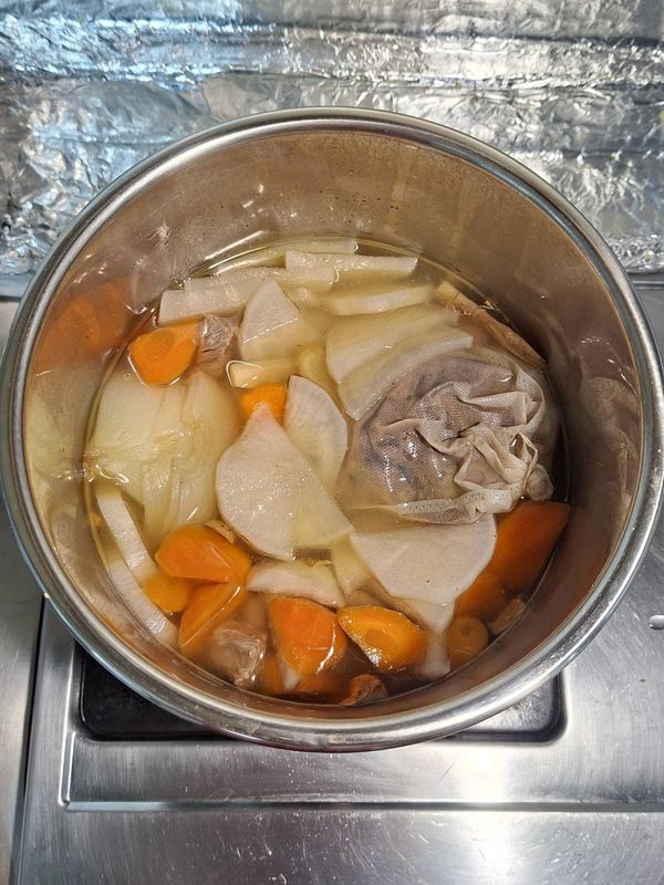 B.揀除蔥、薑、洋蔥、滷包，調入食鹽、雞粉，保溫備用