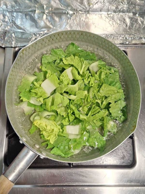 小白菜下鍋燙熟，打入碗底