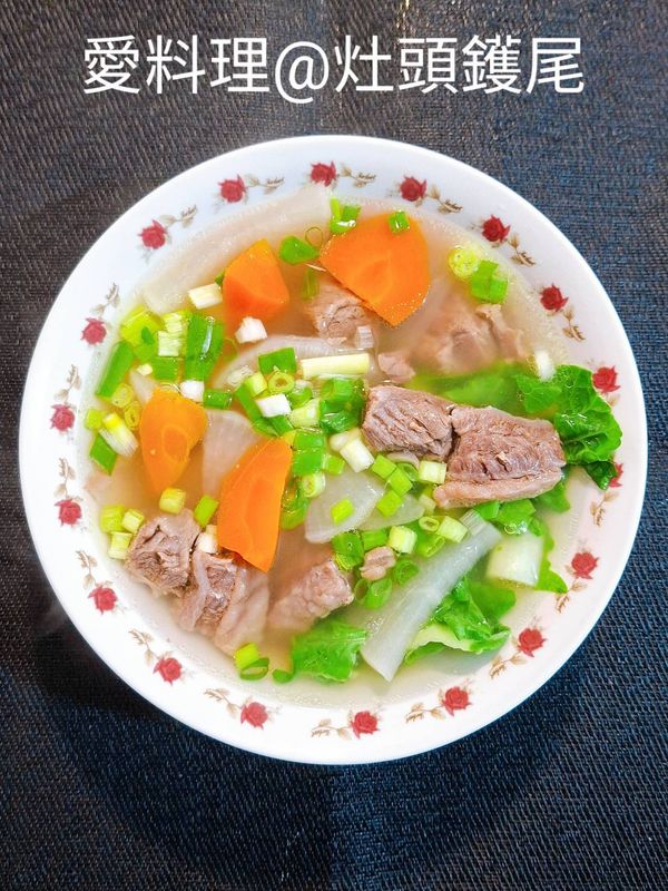撒上蔥花、白胡椒粉，淋上滾燙牛肉湯