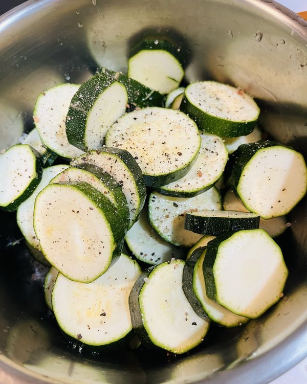 1）櫛瓜切厚片，用少許橄欖油、海鹽翻拌均勻，小蕃茄洗淨對切