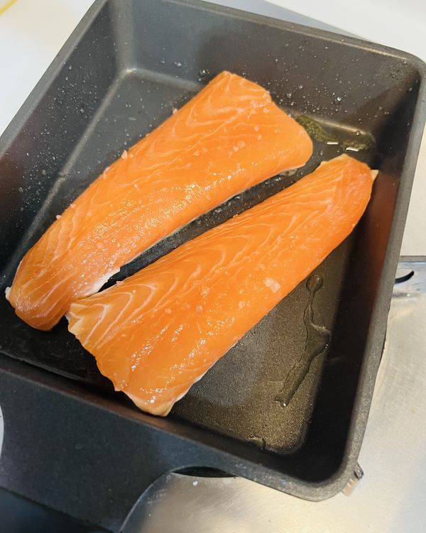 2）鮭魚擦乾水分，小火兩面慢煎至表面上色（約6分熟即可）