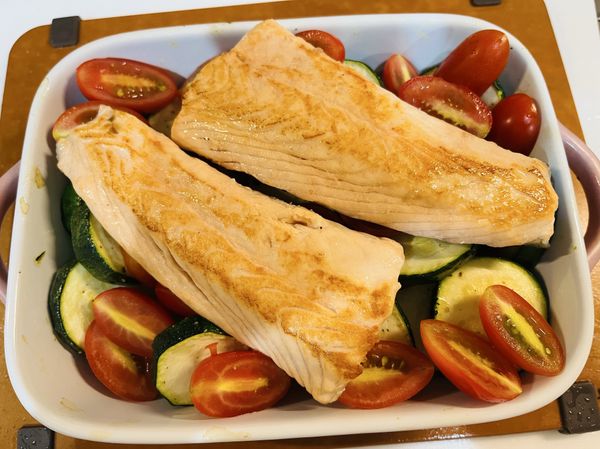 3）烤箱預熱，將櫛瓜舖在烤皿底部，然後放上2）的鮭魚、灑上一些黑胡椒粒、海鹽，
小蕃茄隨意擺放烤20分鐘