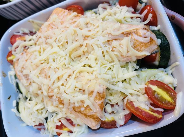 4）取出烤皿再灑上適量的披薩用起司再烤10分鐘後，起司上色即完成