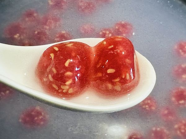 ●煮好的波霸粉圓很可愛，很像湯圓，哈哈選對莓果了。