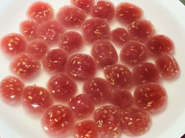 ●準備冷開水把煮好的粉圓泡在冷開水裡。