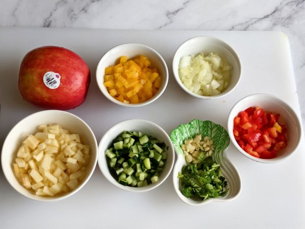 華盛頓富士蘋果、小黃瓜、紅椒、黃椒、洋蔥全部都切成小丁狀。香菜、蒜頭切碎。
華盛頓富士蘋果切好過一下鹽水，避免氧化變黃。