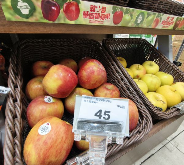 主角登場，華盛頓富士蘋果！火紅的外表，甜美的內在，香氣迷人，是台灣最受歡迎的水果之王。