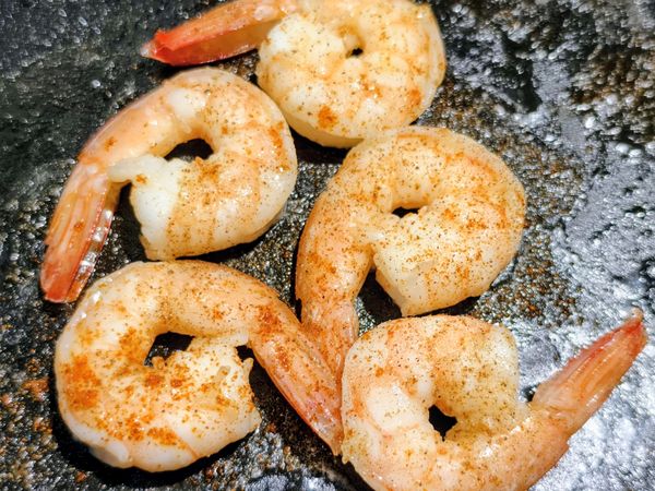 蝦仁用廚房用紙巾吸乾水份備，鍋子放橄欖油，煎蝦仁，兩面煎熟灑一點黑胡椒和卡宴辣椒粉，蝦仁夾起備用。