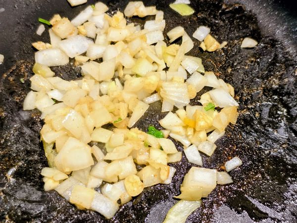 鍋子放橄欖油，爆香蒜末洋蔥。