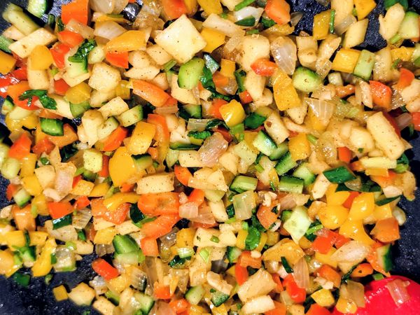 等洋蔥有點軟了之後放紅黃椒先炒幾下，最後再放小黃瓜和華盛頓富士蘋果、香菜，灑一點黑胡椒粉、卡宴辣椒粉、鹽巴，快速拌炒均勻就趕快關火，這些配菜都可以生吃，所以不要炒熟，要保留新鮮清脆感。