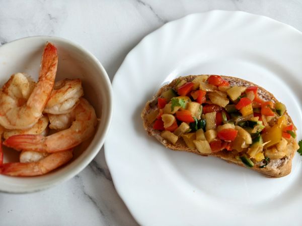 麵包切片，大約1～1.2公分。不要超過1.5cm。
蔬菜丁鋪在麵包上，再放一隻蝦仁，香菜