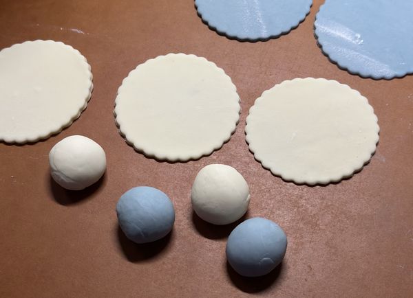 利用杯子、模型壓成圓片