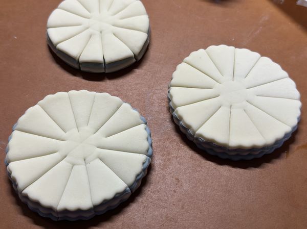 層疊兩色麵片。
5層⚪️🔵⚪️🔵⚪️
4層⚪️🔵⚪️🔵

利用模型在中心壓出大小圓(參照照片)，先切6等份再切成12等份。