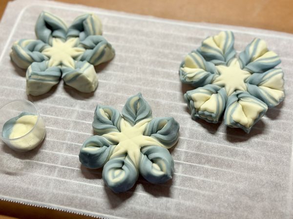 相鄰兩片往外扭轉1-2次再捏合。
（參照影片扭法)
🧑‍🍳不同扭轉接合可以變化出許多不同雪花花樣喔～❉ ❅ ❆ ✻ ✼