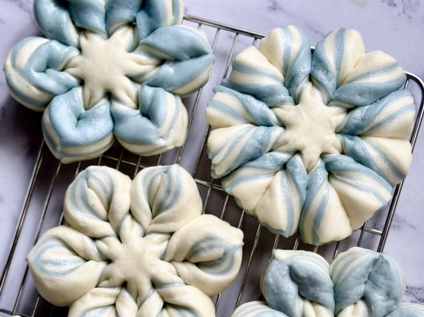 如果像做「雪花麵包」那樣一大個最容易成功也最漂亮，但想做成一人一顆用饅頭麵團還是有一些限制🤔

📍疊4或5層是極限，疊起來太厚切開來不好轉麵糰。

📍饅頭麵片無法桿太薄，否則蒸好表皮容易有泡泡

📍一次小份量麵粉做，一次三個雪花，不夠玩，大份量怕手忙腳亂…

一起來扭轉雪花饅頭，
好好玩喔🥳🥳🥳