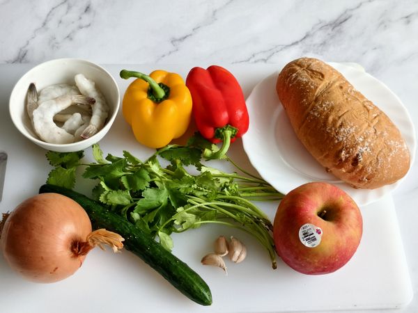 食材大集合，麵包選擇法棍，口感較硬些，咬起來很有嚼勁。軟式歐包就適合不能吃硬麵包的人。依照個人狀況做選擇。