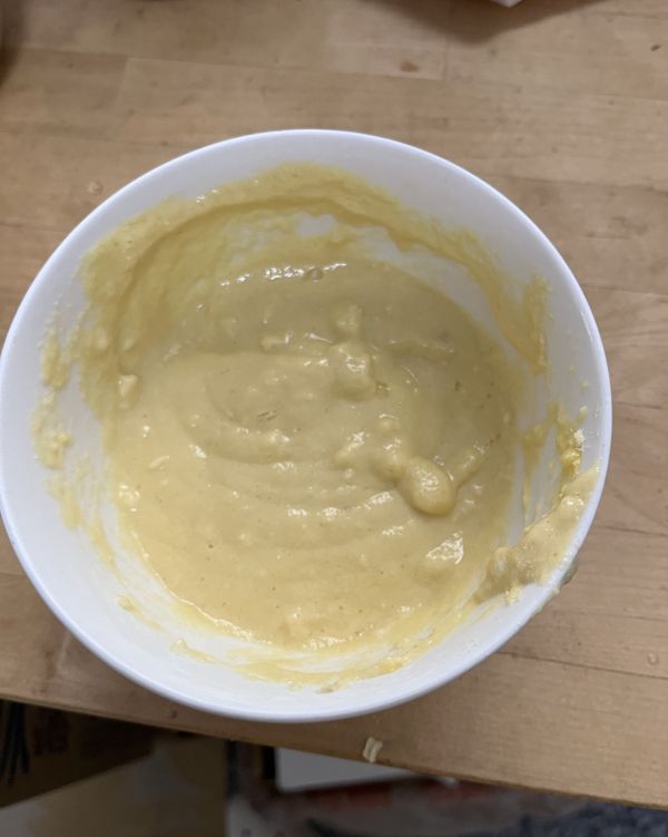 將豆漿粉、雞蛋、牛奶（或豆漿）、糖、泡打粉，拌勻備用。如果要巧克力口味的加入巧克力粉。