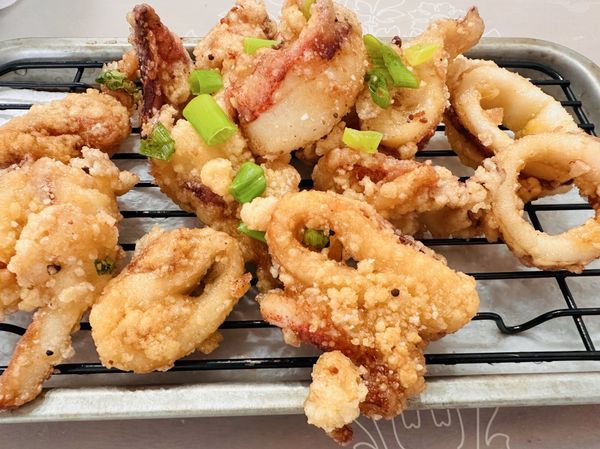 將透抽洗淨切塊放入所有準備好的食材都均勻攪拌「*蔥花、和地瓜粉除外*」、用平盤倒入地瓜粉將透抽雙面沾勻，靜置十分鐘，起油鍋放入透抽炸，等定型在翻動，熟透即可瀝油完成👌