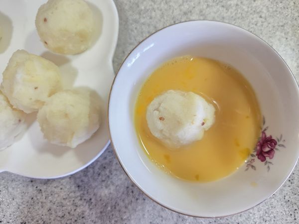 將馬鈴薯捏成小圓球，裹上一層蛋液