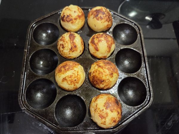 章魚燒烤盤抹上一層油，放上蘋果馬鈴薯球煎至金黃色即可。（亦可用不沾鍋煎哦！）