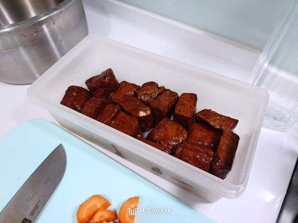 豆干、毛豆、海帶用清水稍洗淨後瀝乾；紅蘿蔔削皮切大丁塊；鴻喜菇去蒂頭稍洗淨掰開備用