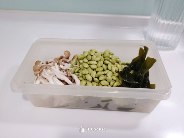 豆干、毛豆、海帶用清水稍洗淨後瀝乾；紅蘿蔔削皮切大丁塊；鴻喜菇去蒂頭稍洗淨掰開備用