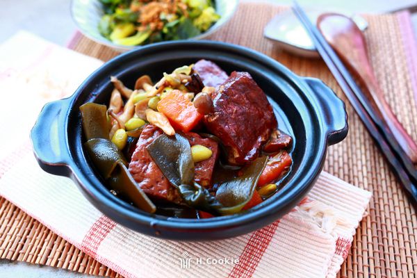 小火悶煮至食材入味軟爛即可熄火放涼，冰鎮一天後所有食材香氣會更融合入味唷！