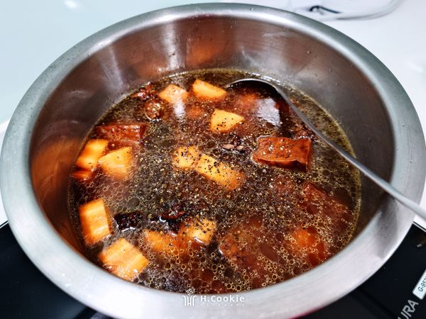 大湯鍋中倒入水、黑糖粉、八角，辣椒油及黑楜椒粉（請依個人口味適量加入），加蓋悶煮約20分鐘