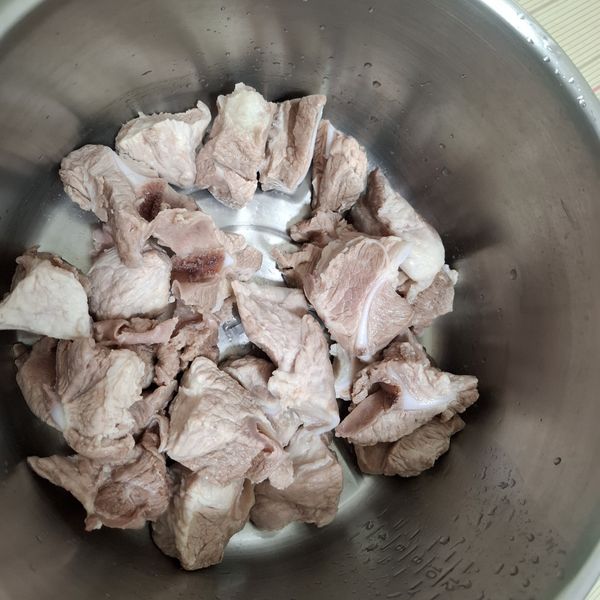 排骨川燙後洗淨，去除血沫與雜質。