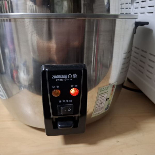 電鍋外鍋加一杯水，按下烹飪鍵。