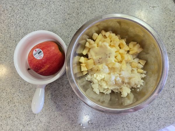 將華盛頓加拉蘋果切成小丁，馬鈴薯壓成泥，鹽巴調味加入美乃滋沙拉醬攪拌均勻（圖中是芥末籽美乃滋）