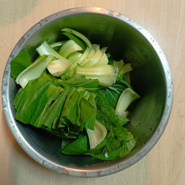 青江菜清洗乾淨後切段菜葉、梗分開