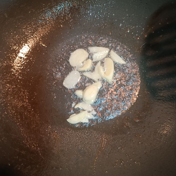 鍋入橄欖油、蒜蓉