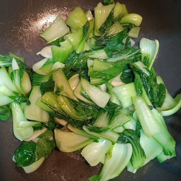 淋入米酒、鹽巴拌勻