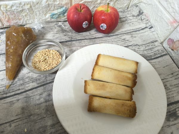 放入氣炸烤箱中(200度)，氣炸烘烤5分鐘(中途要翻轉，讓每個面都均勻受熱上色。)